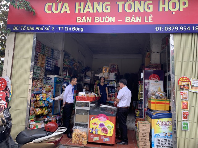 Thị trấn Chi Đông tăng cường kiểm tra 100% các cơ sở kinh doanh thực phẩm, đồ ăn tại cổng trường học
- Ảnh 1.