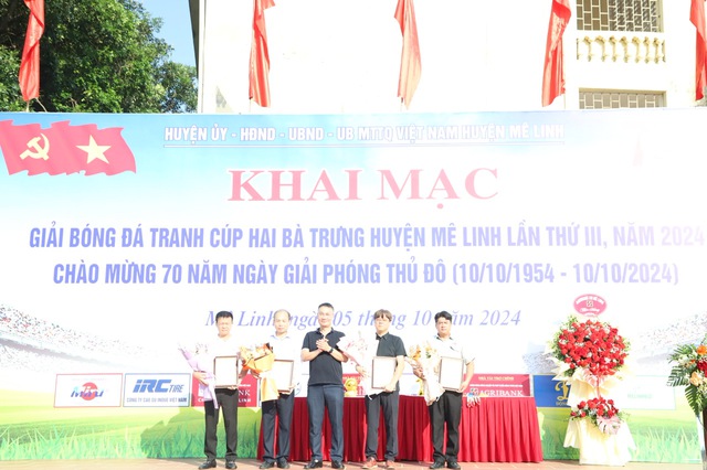 Khai mạc Giải bóng đá tranh Cúp Hai Bà Trưng huyện Mê Linh lần thứ III, năm 2024- Ảnh 4. Khai mạc Giải bóng đá tranh Cúp Hai Bà Trưng huyện Mê Linh lần thứ III, năm 2024- Ảnh 4.