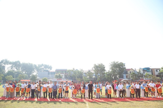 Khai mạc Giải bóng đá tranh Cúp Hai Bà Trưng huyện Mê Linh lần thứ III, năm 2024- Ảnh 1. Khai mạc Giải bóng đá tranh Cúp Hai Bà Trưng huyện Mê Linh lần thứ III, năm 2024- Ảnh 1.