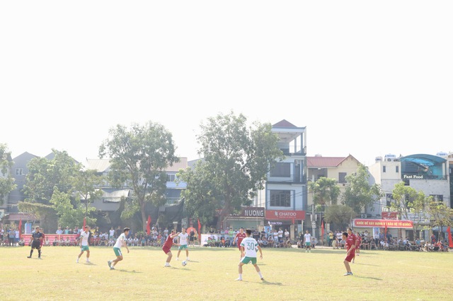 Khai mạc Giải bóng đá tranh Cúp Hai Bà Trưng huyện Mê Linh lần thứ III, năm 2024- Ảnh 5. Khai mạc Giải bóng đá tranh Cúp Hai Bà Trưng huyện Mê Linh lần thứ III, năm 2024- Ảnh 5.