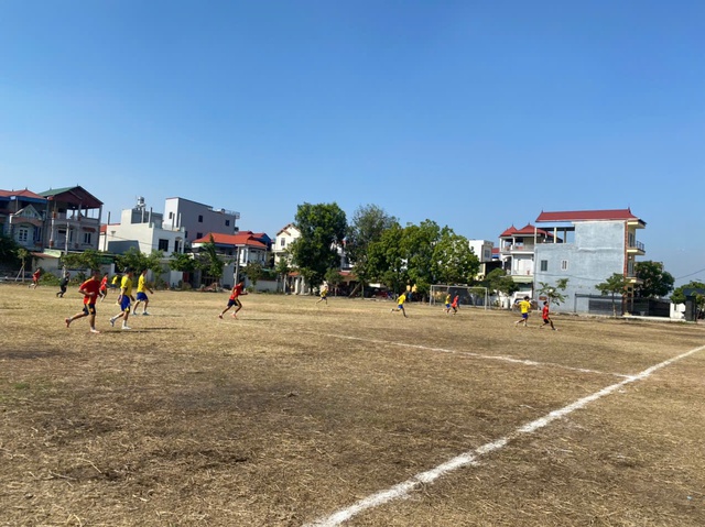 Sôi nổi các trận thi đấu vòng bảng Giải bóng đá tranh Cup Hai Bà Trưng huyện Mê Linh lần thứ III năm 2024- Ảnh 2.