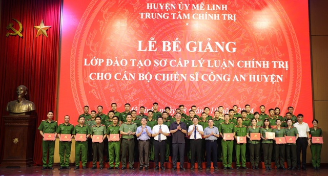 Huyện Mê Linh: Bế giảng lớp đào tạo sơ cấp lý luận chính trị cho cán bộ chiến sĩ Công an- Ảnh 2.