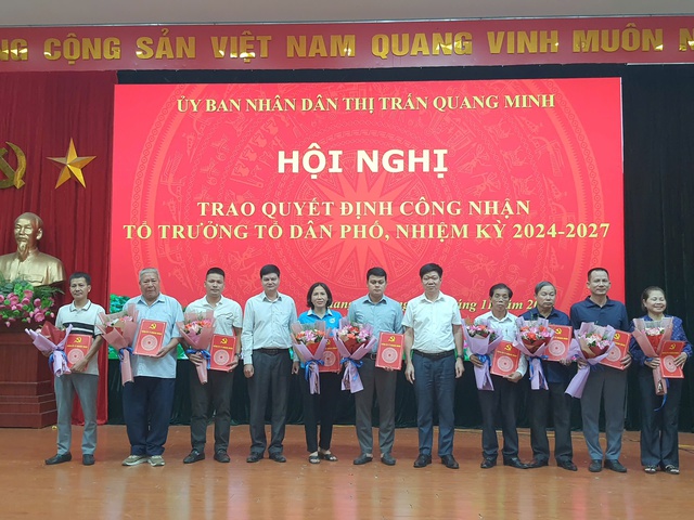 Thị trấn Quang Minh trao quyết định công nhận tổ trưởng tổ dân phố, nhiệm kỳ 2024-2027- Ảnh 1.