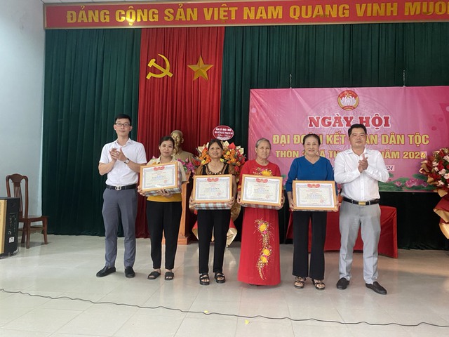 Sôi nổi Ngày hội Đại đoàn kết toàn dân tộc tại các thôn 
trên địa bàn xã Thạch Đà- Ảnh 4.