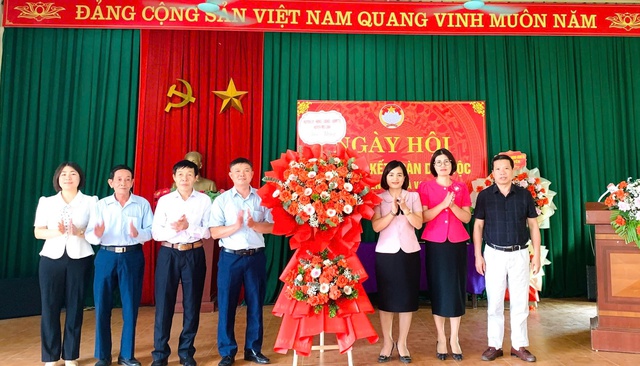 Giám đốc Công an thành phố Hà Nội Nguyễn Hải Trung dự Ngày hội Đại đoàn kết toàn dân tộc tại thôn Yên Nhân, xã Tiền Phong, huyện Mê Linh- Ảnh 4.