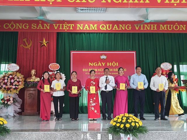 Đồng chí Lê Sỹ Cường - UVBTV, Chủ tịch Ủy ban Mặt trận tổ quốc huyện dự Ngày hội Đại đoàn kết toàn dân tộc” năm 2024 tại tổ dân phố số 4- Ảnh 2.