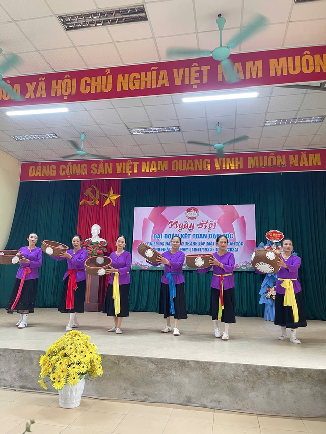 Ngày hội đại đoàn kết toàn dân tộc tại các thôn trên địa bàn xã Hoàng Kim, Nhân kỷ niệm 94 năm ngày Thành lập Mặt trận Tổ quốc Việt Nam ( 18/11/1930 – 18/11/2024).- Ảnh 8.