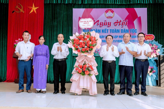 Ngày hội đại đoàn kết toàn dân tộc tại các thôn trên địa bàn xã Hoàng Kim, Nhân kỷ niệm 94 năm ngày Thành lập Mặt trận Tổ quốc Việt Nam ( 18/11/1930 – 18/11/2024).- Ảnh 2.