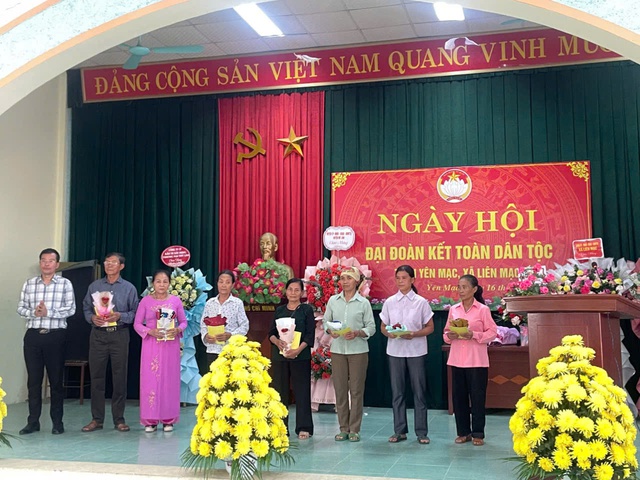 Đồng chí Lỗ Xuân Hòa - Ủy viên ban thường vụ Huyện ủy, Chủ nhiệm ủy ban kiểm tra Huyện Ủy về dự ''Ngày hội toàn dân đoàn kết dân tộc'' thôn Yên Mạc, năm 2024.- Ảnh 2.