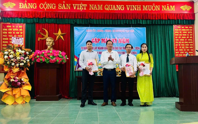 XÃ VẠN YÊN TỔ CHỨC HỘI NGHỊ GẶP MẶT KỶ NIỆM 70 NĂM THÀNH LẬP NGÀNH GIÁO DỤC VÀ ĐÀO TẠO THỦ ĐÔ (1954-2024) VÀ 42 NĂM NGÀY NHÀ GIÁO VIỆT NAM (20/11/1982 – 20/11/2024).- Ảnh 7.