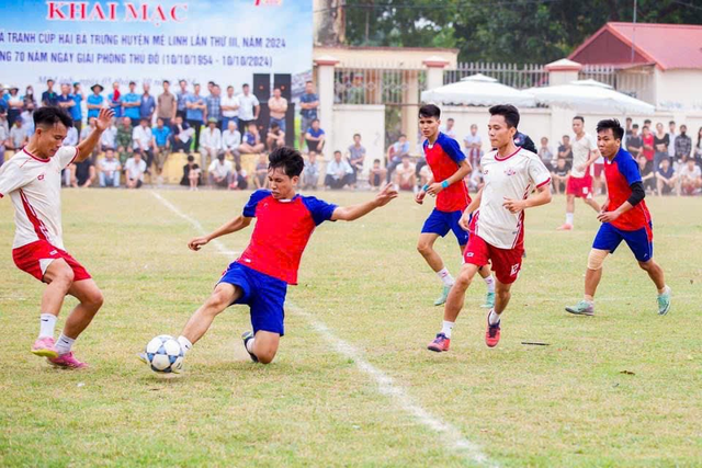 Đội bóng xã Mê Linh và thị trấn Chi Đông xuất sắc vào Chung kết Giải bóng đá tranh Cup Hai Bà Trưng huyện Mê Linh lần thứ III, năm 2024- Ảnh 1.