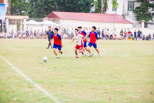 Chung kết giải bóng đá tranh cup Hai Bà Trưng huyện Mê Linh, đội nào sẽ giành "ngôi vương"?- Ảnh 2.