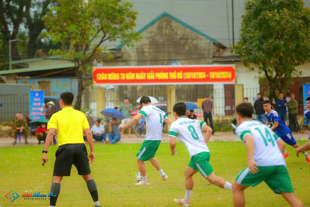 Chung kết giải bóng đá tranh cup Hai Bà Trưng huyện Mê Linh, đội nào sẽ giành "ngôi vương"?- Ảnh 3.