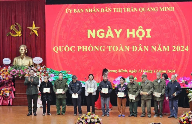 Giám đốc công an thành phố Hà Nội Nguyễn Hải Trung dự ngày hội Quốc phòng toàn dân tại thị trấn Quang Minh, huyện Mê Linh- Ảnh 3. Giám đốc công an thành phố Hà Nội Nguyễn Hải Trung dự ngày hội Quốc phòng toàn dân tại thị trấn Quang Minh, huyện Mê Linh- Ảnh 3.