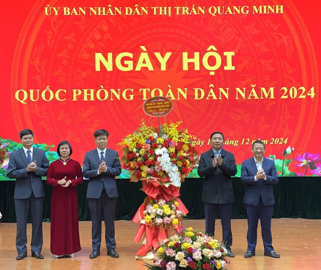 Giám đốc công an thành phố Hà Nội Nguyễn Hải Trung dự ngày hội Quốc phòng toàn dân tại thị trấn Quang Minh, huyện Mê Linh- Ảnh 2. Giám đốc công an thành phố Hà Nội Nguyễn Hải Trung dự ngày hội Quốc phòng toàn dân tại thị trấn Quang Minh, huyện Mê Linh- Ảnh 2.