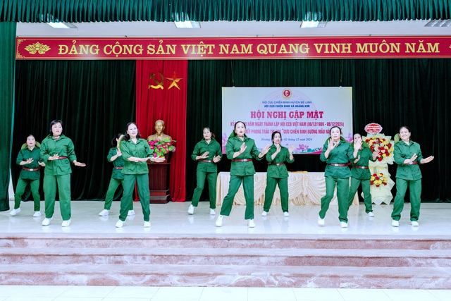 Hội Cựu chiến binh xã Hoàng Kim tổ chức Hội nghị gặp mặt kỷ niệm 35 năm ngày thành lập Hội Cựu chiến binh Việt Nam (06/12/1989 - 06/12/2024) và tổng kết phong trào thi đua "Cựu chiến binh gương mẫu" năm 2024.- Ảnh 9.