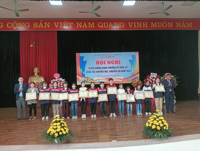 Hội khuyến học xã Thạch Đà tổ chức Hội nghị tuyên dương, khen thưởng Và tổng kết công tác khuyến học, khuyến tài năm học 2024- Ảnh 6. Hội khuyến học xã Thạch Đà tổ chức Hội nghị tuyên dương, khen thưởng Và tổng kết công tác khuyến học, khuyến tài năm học 2024- Ảnh 6.