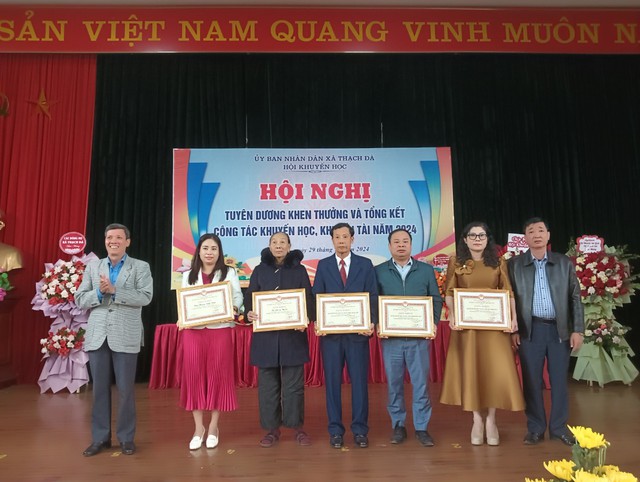 Hội khuyến học xã Thạch Đà tổ chức Hội nghị tuyên dương, khen thưởng Và tổng kết công tác khuyến học, khuyến tài năm học 2024- Ảnh 2. Hội khuyến học xã Thạch Đà tổ chức Hội nghị tuyên dương, khen thưởng Và tổng kết công tác khuyến học, khuyến tài năm học 2024- Ảnh 2.