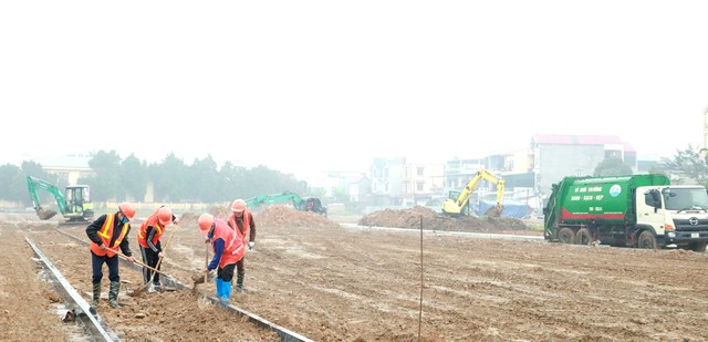 Đồng chí Chủ tịch UBND huyện Mê Linh Hoàng Anh Tuấn chúc Tết, lì xì công nhân trên công trường thi công dự án đường Vành đai 4- Ảnh 4.