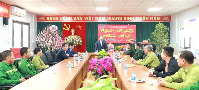 Đồng chí Chủ tịch UBND huyện Mê Linh Hoàng Anh Tuấn chúc Tết, lì xì công nhân trên công trường thi công dự án đường Vành đai 4- Ảnh 2.