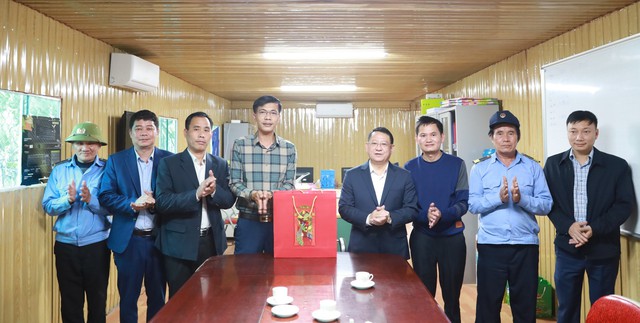 Đồng chí Chủ tịch UBND huyện Mê Linh Hoàng Anh Tuấn chúc Tết, lì xì công nhân trên công trường thi công dự án đường Vành đai 4- Ảnh 3.