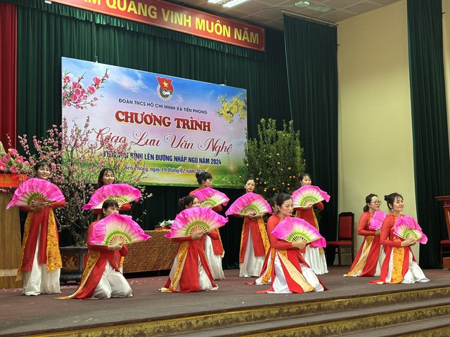 Đoàn TNCS Hồ Chí Minh xã Tiền Phong tổ chức chương trình giao lưu văn nghệ, tặng quà tiễn Tân binh lên đường nhập ngũ năm 2024- Ảnh 15.