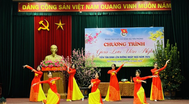 Đoàn TNCS Hồ Chí Minh xã Tiền Phong tổ chức chương trình giao lưu văn nghệ, tặng quà tiễn Tân binh lên đường nhập ngũ năm 2024- Ảnh 3.