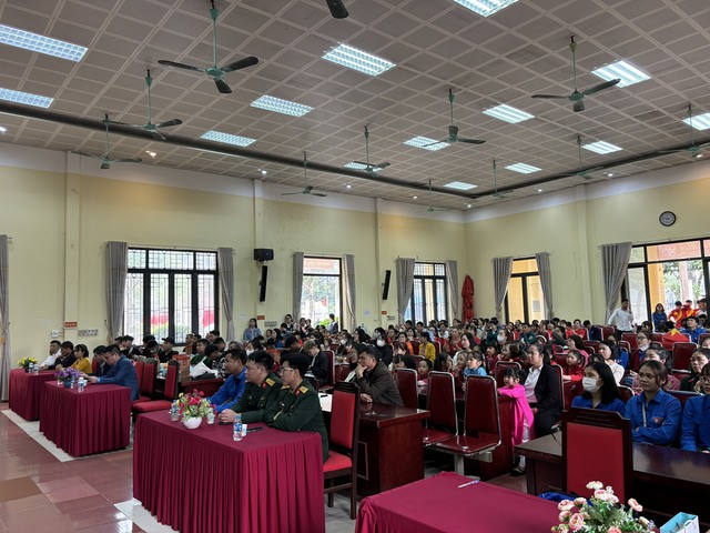 Đoàn TNCS Hồ Chí Minh xã Tiền Phong tổ chức chương trình giao lưu văn nghệ, tặng quà tiễn Tân binh lên đường nhập ngũ năm 2024- Ảnh 2.