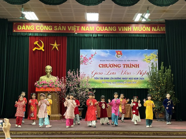 Đoàn TNCS Hồ Chí Minh xã Tiền Phong tổ chức chương trình giao lưu văn nghệ, tặng quà tiễn Tân binh lên đường nhập ngũ năm 2024- Ảnh 12.