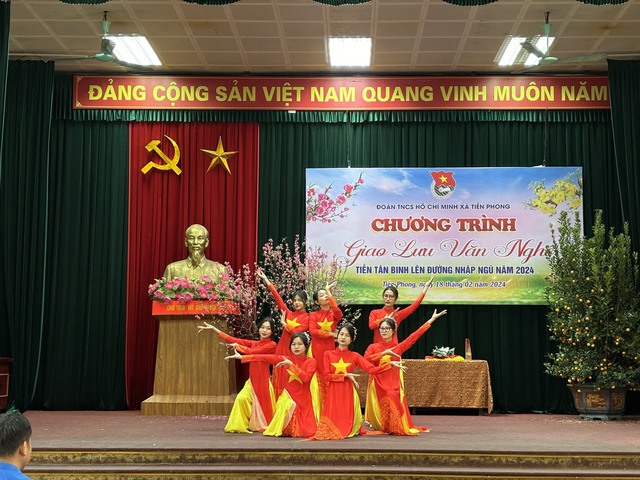 Đoàn TNCS Hồ Chí Minh xã Tiền Phong tổ chức chương trình giao lưu văn nghệ, tặng quà tiễn Tân binh lên đường nhập ngũ năm 2024- Ảnh 16.