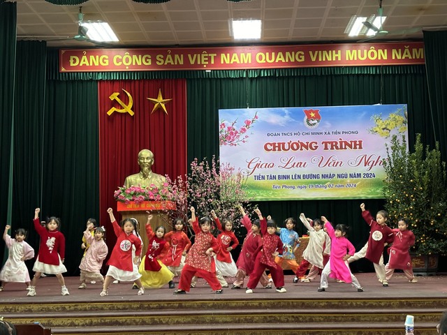 Đoàn TNCS Hồ Chí Minh xã Tiền Phong tổ chức chương trình giao lưu văn nghệ, tặng quà tiễn Tân binh lên đường nhập ngũ năm 2024- Ảnh 7.