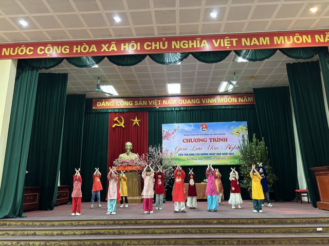 Đoàn TNCS Hồ Chí Minh xã Tiền Phong tổ chức chương trình giao lưu văn nghệ, tặng quà tiễn Tân binh lên đường nhập ngũ năm 2024- Ảnh 5.
