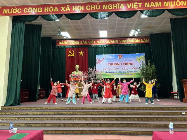 Đoàn TNCS Hồ Chí Minh xã Tiền Phong tổ chức chương trình giao lưu văn nghệ, tặng quà tiễn Tân binh lên đường nhập ngũ năm 2024- Ảnh 6.