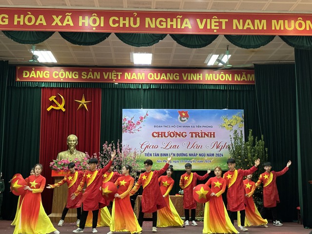 Đoàn TNCS Hồ Chí Minh xã Tiền Phong tổ chức chương trình giao lưu văn nghệ, tặng quà tiễn Tân binh lên đường nhập ngũ năm 2024- Ảnh 14.