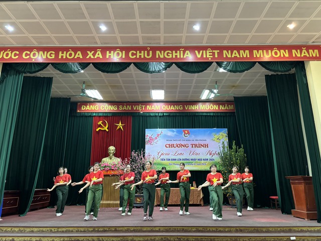 Đoàn TNCS Hồ Chí Minh xã Tiền Phong tổ chức chương trình giao lưu văn nghệ, tặng quà tiễn Tân binh lên đường nhập ngũ năm 2024- Ảnh 13.