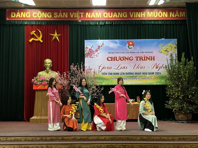 Đoàn TNCS Hồ Chí Minh xã Tiền Phong tổ chức chương trình giao lưu văn nghệ, tặng quà tiễn Tân binh lên đường nhập ngũ năm 2024- Ảnh 8.