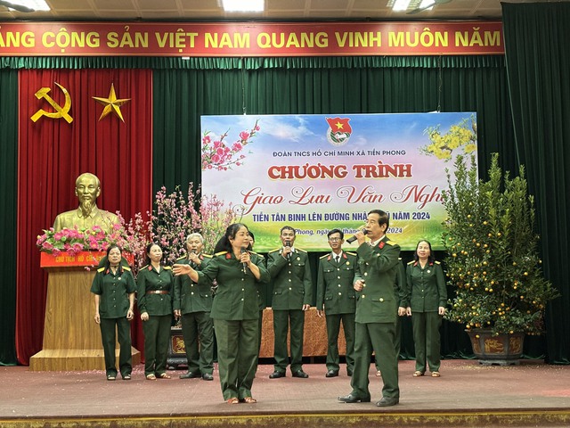 Đoàn TNCS Hồ Chí Minh xã Tiền Phong tổ chức chương trình giao lưu văn nghệ, tặng quà tiễn Tân binh lên đường nhập ngũ năm 2024- Ảnh 9.