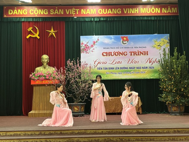 Đoàn TNCS Hồ Chí Minh xã Tiền Phong tổ chức chương trình giao lưu văn nghệ, tặng quà tiễn Tân binh lên đường nhập ngũ năm 2024- Ảnh 10.