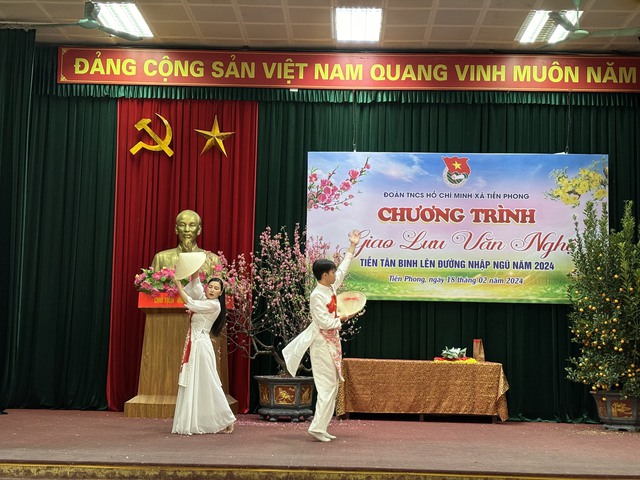 Đoàn TNCS Hồ Chí Minh xã Tiền Phong tổ chức chương trình giao lưu văn nghệ, tặng quà tiễn Tân binh lên đường nhập ngũ năm 2024- Ảnh 11.