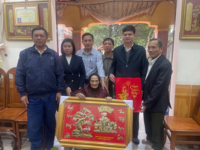 Lãnh đạo thị trấn Quang Minh thăm hỏi, chúc thọ người cao tuổi tròn 100 và trên 100 tuổi nhân dịp Tết Nguyên đán Giáp Thìn 2024- Ảnh 4. Lãnh đạo thị trấn Quang Minh thăm hỏi, chúc thọ người cao tuổi tròn 100 và trên 100 tuổi nhân dịp Tết Nguyên đán Giáp Thìn 2024- Ảnh 4.