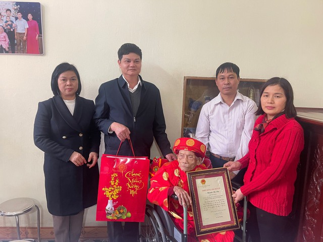 Lãnh đạo thị trấn Quang Minh thăm hỏi, chúc thọ người cao tuổi tròn 100 và trên 100 tuổi nhân dịp Tết Nguyên đán Giáp Thìn 2024- Ảnh 2. Lãnh đạo thị trấn Quang Minh thăm hỏi, chúc thọ người cao tuổi tròn 100 và trên 100 tuổi nhân dịp Tết Nguyên đán Giáp Thìn 2024- Ảnh 2.
