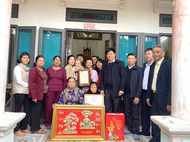 Lãnh đạo thị trấn Quang Minh thăm hỏi, chúc thọ người cao tuổi tròn 100 và trên 100 tuổi nhân dịp Tết Nguyên đán Giáp Thìn 2024- Ảnh 3. Lãnh đạo thị trấn Quang Minh thăm hỏi, chúc thọ người cao tuổi tròn 100 và trên 100 tuổi nhân dịp Tết Nguyên đán Giáp Thìn 2024- Ảnh 3.