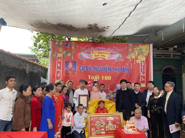 Lãnh đạo thị trấn Quang Minh thăm hỏi, chúc thọ người cao tuổi tròn 100 và trên 100 tuổi nhân dịp Tết Nguyên đán Giáp Thìn 2024- Ảnh 1. Lãnh đạo thị trấn Quang Minh thăm hỏi, chúc thọ người cao tuổi tròn 100 và trên 100 tuổi nhân dịp Tết Nguyên đán Giáp Thìn 2024- Ảnh 1.