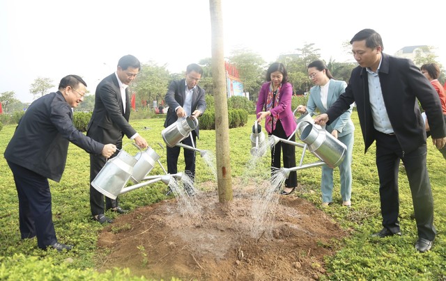 Phó Bí thư Thường trực Thành ủy Nguyễn Thị Tuyến dự lễ phát động Tết trồng cây đầu xuân và thăm đồng, động viên nông dân xuống đồng sản xuất tại huyện Mê Linh- Ảnh 1.