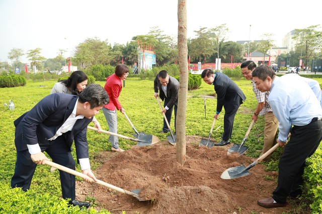 Phó Bí thư Thường trực Thành ủy Nguyễn Thị Tuyến dự lễ phát động Tết trồng cây đầu xuân và thăm đồng, động viên nông dân xuống đồng sản xuất tại huyện Mê Linh- Ảnh 3.