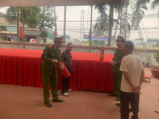 Công an huyện Mê Linh kiểm tra phòng cháy, chữa cháy tại Chùa Phú Nhi- Ảnh 2.