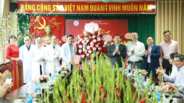 Bí thư Huyện ủy Nguyễn Thanh Liêm thăm, chúc mừng ngày Thầy thuốc Việt Nam 27/2 tại Bệnh viện Đa khoa huyện Mê Linh- Ảnh 1.