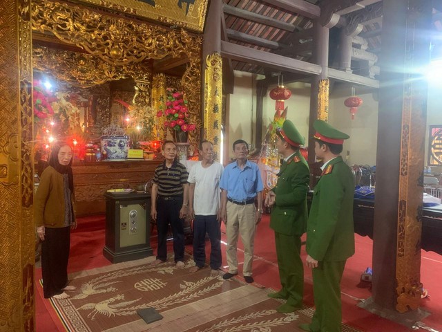 Công an huyện Mê Linh kiểm tra phòng cháy, chữa cháy tại Chùa Phú Nhi- Ảnh 1.
