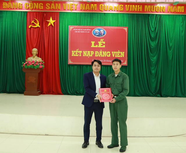 Đảng bộ xã Tam Đồng kết nạp đảng viên mới là thanh niên chuẩn bị nhập ngũ- Ảnh 1.