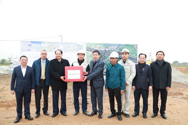 Đồng chí Phó Chủ tịch UBND Thành phố Dương Đức Tuấn thăm, động viên công nhân thi công Dự án đường Vành đai 4 - Vùng Thủ đô tại huyện Mê Linh- Ảnh 1.